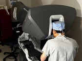 USA:s första hjärttransplantation med robot visar på nya kirurgiska möjligheter. På bilden: Dr Kenneth Liao använder samma kirurgiska robot som användes vid operationen (Bildkälla: BCM)
