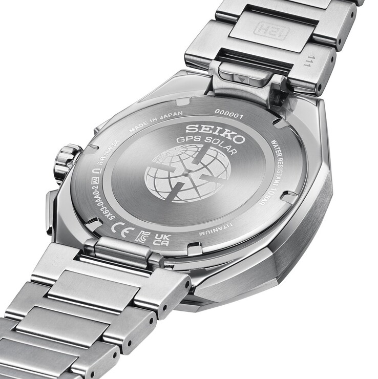 Seiko Astron GPS Solar-klockan bakifrån med graverad boettbaksida, titanarmband och spänne.
