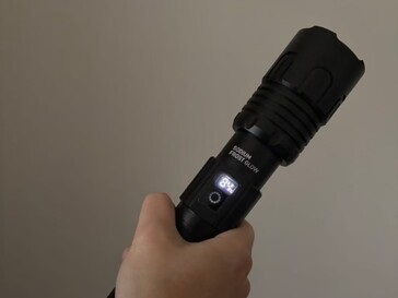 Det finns en batterinivåindikator och USB-port för laddning av en telefon