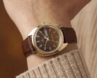 Timex Q 1978 Day and Date med en brun fuméurtavla och guldfärgad boett, visad på en handled med ett brunt läderarmband.