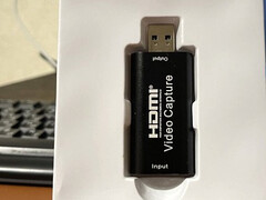 Adaptern, på väg att tas ut ur sin inre vita plastförpackning (Bildkälla: ZachemKupil på MySKU, beskuren, färgnormaliserad)