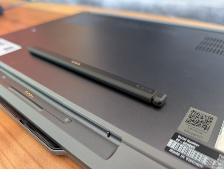 Den tunnare och rektangulära utformningen hos Slim Pen 2 gör dock att den är svårare att greppa än tjockare pennor som Surface Pen