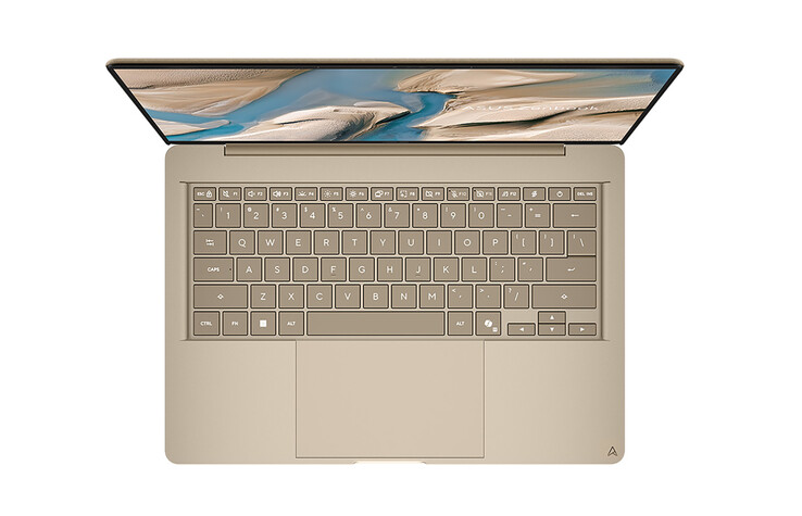 Zenbook A14 (UX3480QA) finns i färgerna Arctic Blue, Komodo Coral och Zabriskie Beige, varav den sistnämnda visas på bilden.