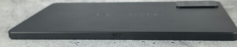 Vänster sida av höljet (USB 3.2-port)