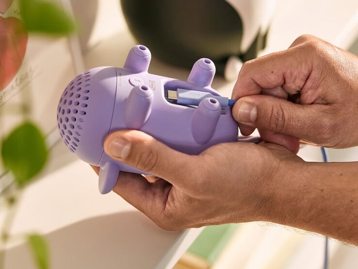 En bild av den bärbara Bluetooth-högtalaren IKEA Grejsimojs USB-C-laddningsfunktion