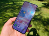 Galaxy A37 i den gassande sommarsolen.