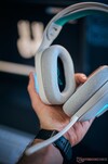 Logitech G522 trådlöst gaming-headset vitt i handen