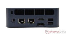 Baksida: Strömadapter, 2x 2,5G Lan, HDMI, DisplayPort, 2x USB