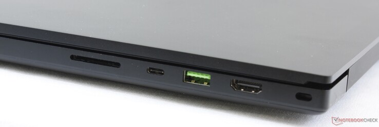 Höger: SD-kortläsare UHS-III, USB Typ C + Thunderbolt 3, USB 3.2 Gen. 2, HDMI 2.0b, Kensington-lås
