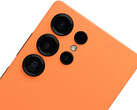 Samsung kanske inte heller erbjuder Galaxy S26 Ultra i svart färg. På bilden: S25 Ultra i Dbrands Cosmic Orange-skal. (Bildkälla: Dbrand)