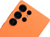 Samsung kanske inte heller erbjuder Galaxy S26 Ultra i svart färg. På bilden: S25 Ultra i Dbrands Cosmic Orange-skal. (Bildkälla: Dbrand)