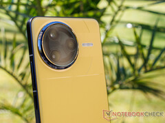 Poco F7 Ultra kommer att finnas i svarta och gula färger (Bildkälla: Notebookcheck)