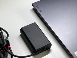 Kompakt nätaggregat på 65 watt