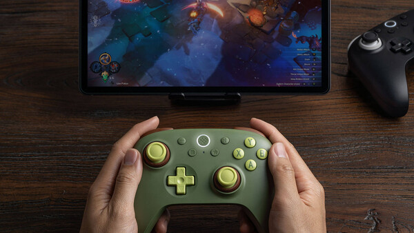 Den trådlösa handkontrollen Ultimate 3C+ har dubbla kraftringar.