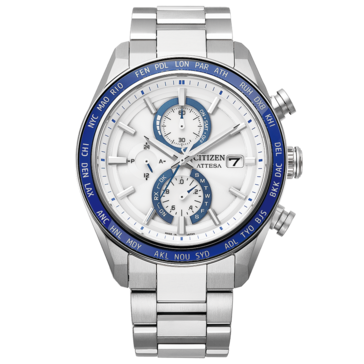 Citizen Attesa-kronograf med vit texturerad urtavla, blå detaljer, blå vridring för världstid och armband i Super Titanium med rostfri stålfärg.