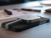 EX300U kostar från 99,99 dollar. På bilden: den bärbara SSD-enheten fäst på baksidan av en iPhone. (Bildkälla: Corsair)