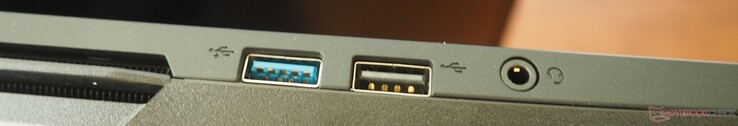Vänster: USB-A 3.2 Gen 1, USB 2.0, 3,5 mm kombo-ljuduttag
