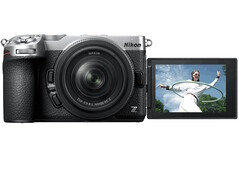 Den spegellösa kameran Nikon Z5IIC har en 3,2-tums vinklingsbar pekskärm som underlättar vid selfie-fotografering.