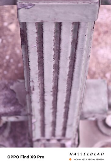 Oppo Find X9 Pro med magentafärgad nyans på grund av objektivfattningen.