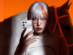 11 Air är planerad att lanseras den 20 januari 2026. På bilden: en kvinna som håller i en Aurora Silver-färgmodell. (Bildkälla: RedMagic)