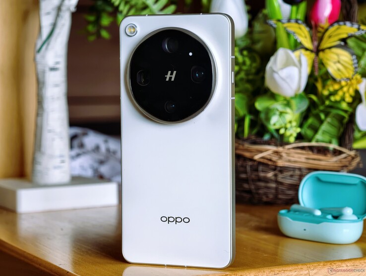 Den vita Oppo Find X9 Ultra i recension