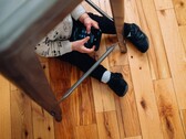Förvandla skärmtid till inlärningstid: 7 pedagogiska appar som faktiskt lär ut, inte bara underhåller. Ett barn som håller i en surfplatta på bilden. (Bildkälla: charlesdeluvio - Unsplash)