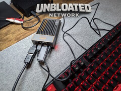 Ansluten Zimaboard med ett startminne bredvid ett tangentbord