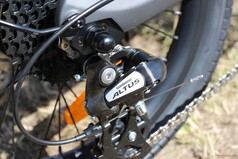 Den är utrustad med en Shimano Altus-växel