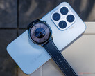 Xiaomi Watch S5 46mm kostar från 179,99 euro i EU. På bilden: smartklockan ovanpå Xiaomi 17T-telefonen.