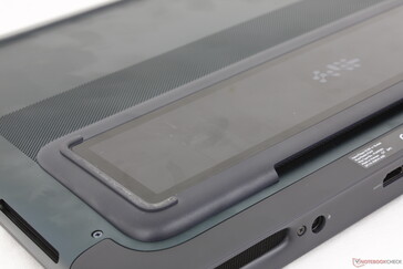 Unikt Gorilla Glass-visningsfönster på undersidan där de flesta andra bärbara datorer bara har ventilationsgaller