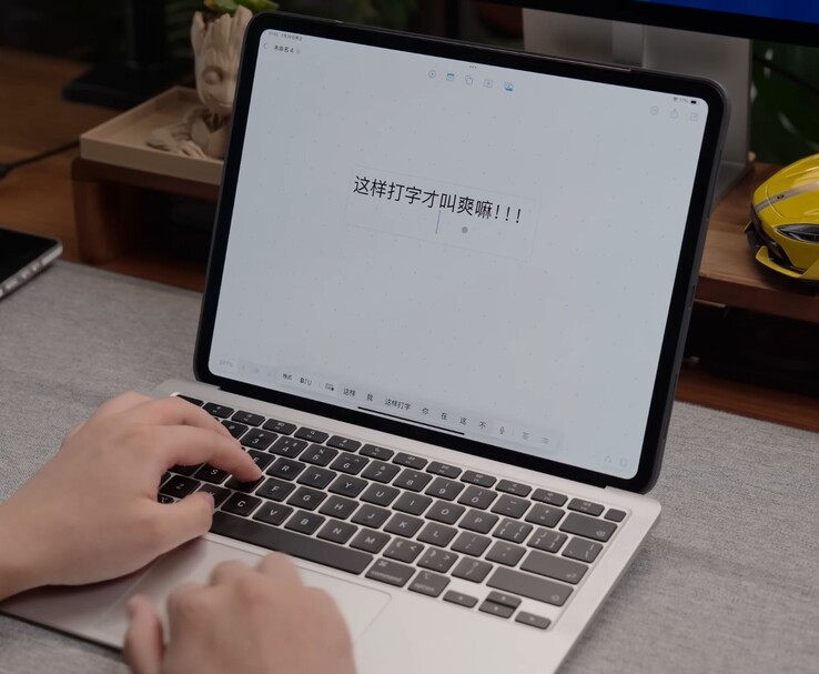 Närbild av iPadBook och MacBook Airs tangentbord och pekplatta som används för att styra iPad. (Bildkälla: 舒灿ShuCanTech via YouTube)