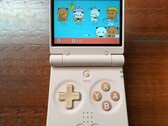 Miyoo Mini Flip verkar ha en mindre d-pad än den vanliga Miyoo Flip men samma storlek på ABXY-knapparna. (Bildkälla: GameboyJuntaro - redigerad)