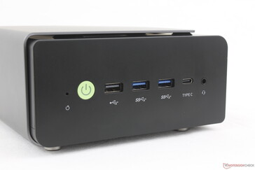 Framtill: CMOS, strömbrytare, USB-A 2.0, 2x USB-A 3.2 Gen. 2, USB-C med DisplayPort + Power Delivery, 3,5 mm headset