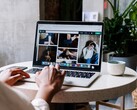 Person som skriver på en bärbar dator på ett kafé, ett webbläsarfönster med flikfält och adressfält på skärmen