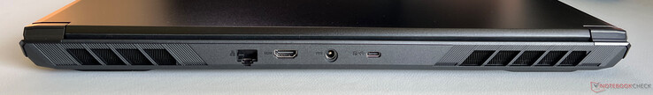 På baksidan: Gigabit Ethernet, HDMI 2.1, nätaggregat, USB-C 3.2 Gen.2 (10 GBit/s, DisplayPort 2.1)
