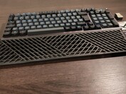 Handledsstödet är tillverkat av bekvämt gummi, men det går inte att fästa. (Bildkälla: Notebookcheck)