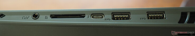 Höger sida: 3,5 mm ljudkombination, SD-kortläsare, Thunderbolt 4 (DP 1.4, PD 3.0), 2x USB-A 3.2 Gen 2