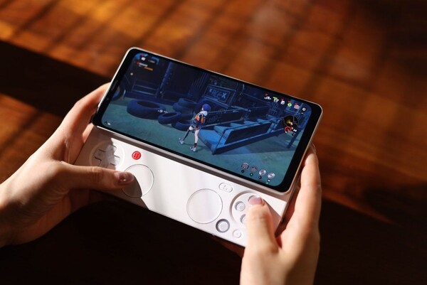 Ayaneo Pocket Play har tjocka ramar på ovansidan och undersidan. (Bildkälla: Ayaneo)