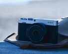 Fujifilm X E5 kompakt APS C-kamera på en väska på stranden