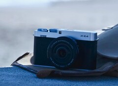 Fujifilm X E5 kompakt APS C-kamera på en väska på stranden