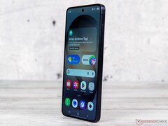 Efterföljaren till Galaxy S26 på bilden väntas använda en föråldrad frontkamera.