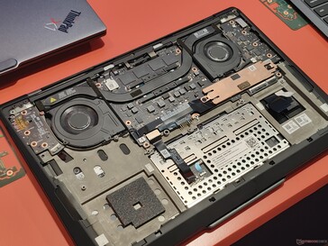 Kylsystemet och batteriet är fortfarande åtkomliga genom den nedre luckan (bildkälla: Benjamin Herzig)