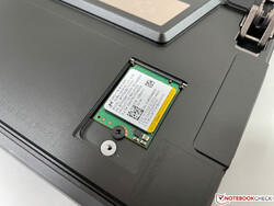 Den kompakta M.2-2230 SSD-enheten kan bytas ut.