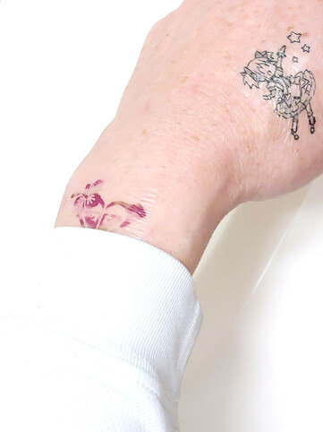 Tatueringar före en dusch.