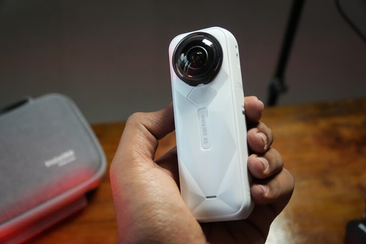 Insta360 X5 ser ganska tilltalande ut i Satin White-finish (Bildkälla: Abhinav Fating/Notebookcheck)