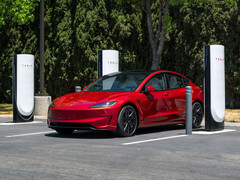 Tesla Model 3 vid en Supercharger-station. (Bildkälla: Tesla)