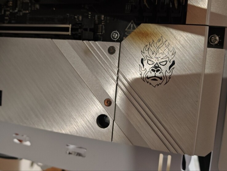 Brännmärket på moderkortet från GPU-branden.