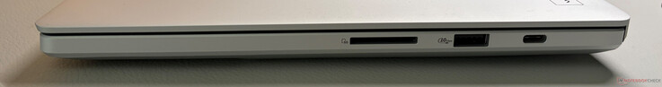 Höger sida: SD-kortläsare (UHS-II), USB-A 3.2 Gen 2 (10 GBit/s), USB-C 3.2 Gen 2 (10 GBit/s, DisplayPort ALT Mode 2.1, Power Delivery 3.0)