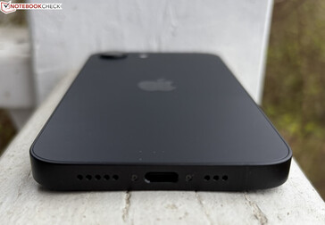 Nedtill: mikrofoner, USB-C 2.0, högtalare