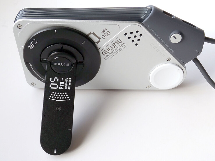 M10-powerbank med ett Aulumu G05 Pro-stativ för multiverktyg.